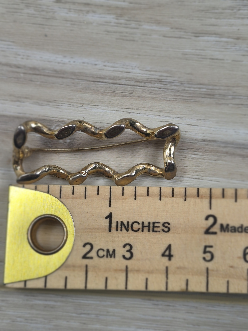 Vintage 1970s Abstract Wavy Frame Brooch Pin Geometric Gold Tone - Picture 3 of 3